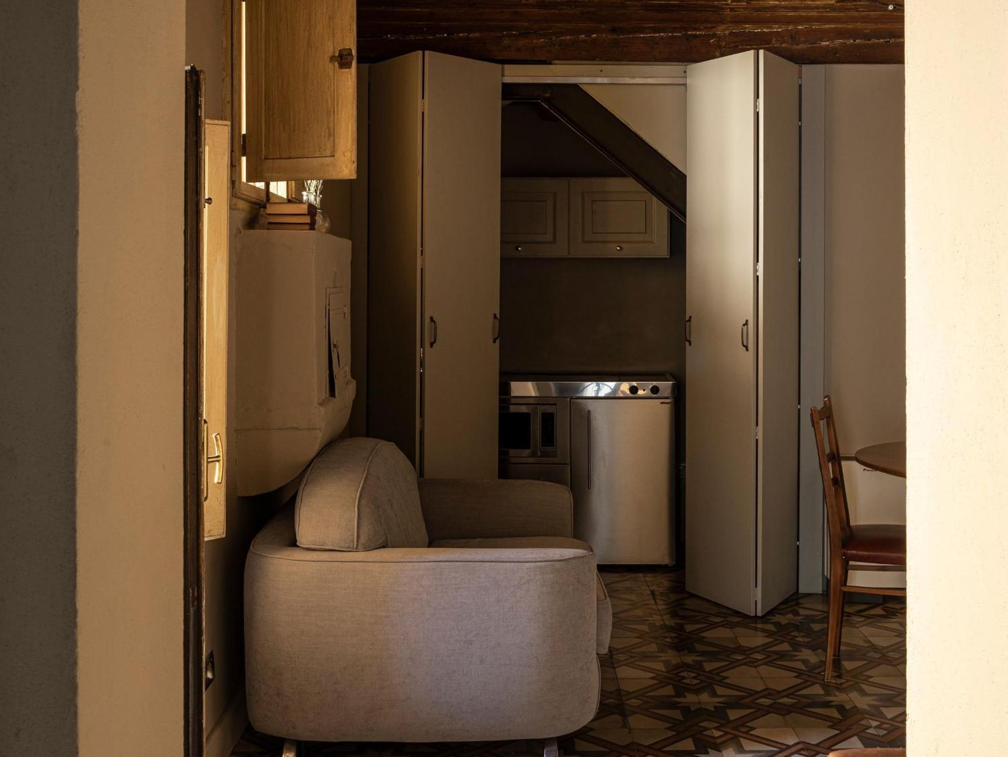 Estudio amplio con balcón, cocina y sofá cama
